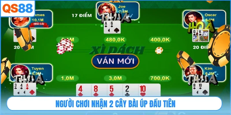 Người chơi nhận 2 cây bài úp đầu tiên